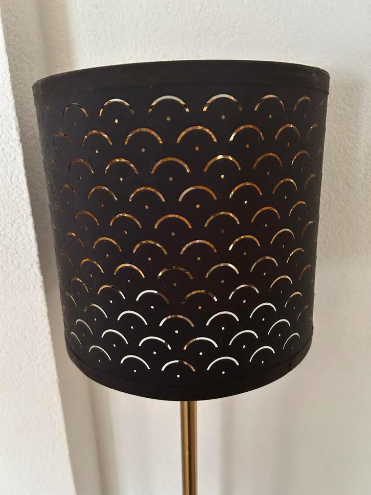 IKEA staande lamp met gouden voet en geperforeerde kap, Huis en Inrichting, Lampen | Vloerlampen, Gebruikt, 150 tot 200 cm, Metaal