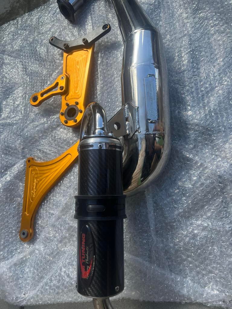 PM59 Tuning Uitlaat Nieuwstaat met Brace en Ophanging, Fietsen en Brommers, Brommeronderdelen | Scooters, Ophalen of Verzenden