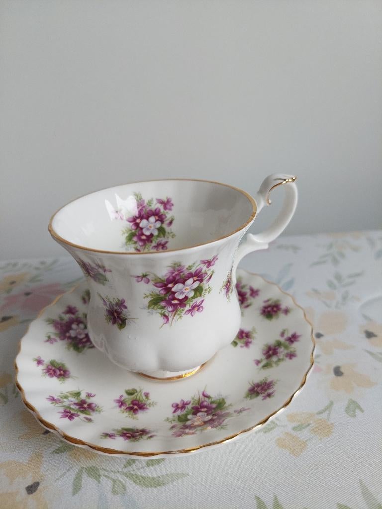 Royal Albert Kop en schotel "Sweet Violets", Ophalen of Verzenden, Zo goed als nieuw, Porselein, Kop en/of schotel