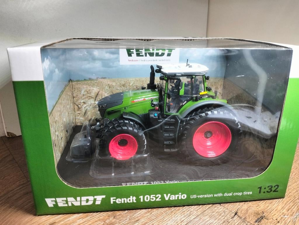 Te koop UH Fendt 1052 Vario US-Version Dual Crop Tires., Hobby en Vrije tijd, Modelauto's | 1:32, Nieuw, Tractor of Landbouw, Universal Hobbies