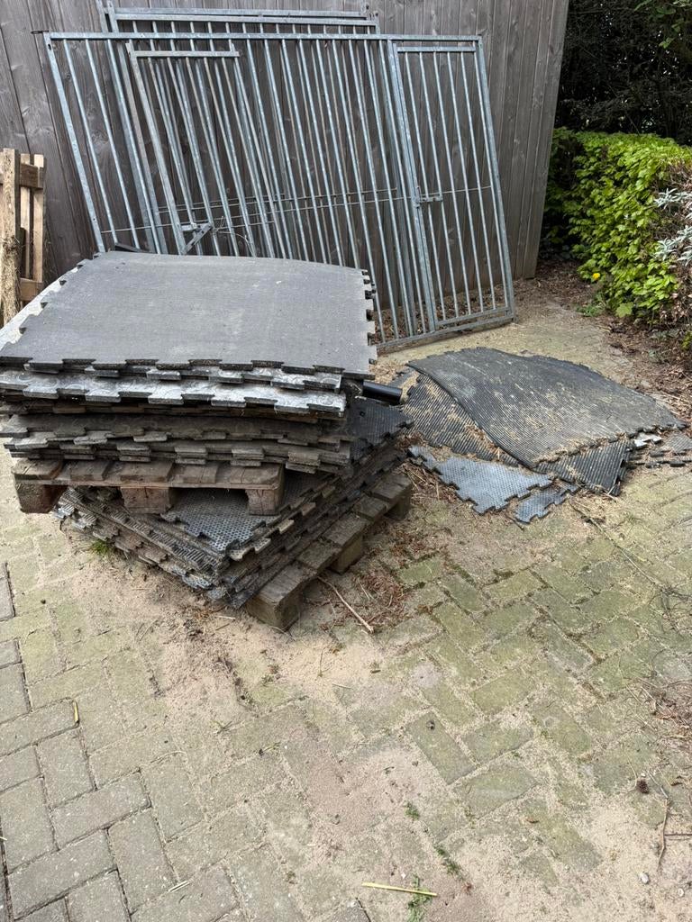 Rubberen stalmatten paardenstal, puzzelmat vierkant, Ophalen, Zo goed als nieuw, Overige soorten