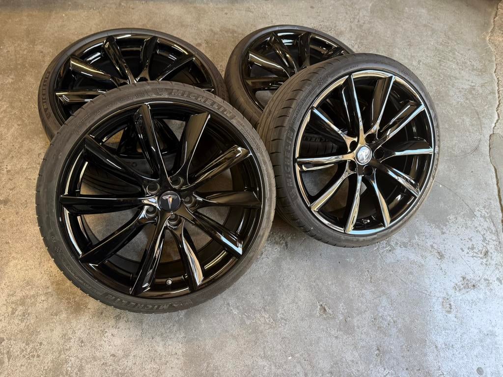 ✅ 20 inch Performance Tesla Model 3 velgen 5x114.3, Auto-onderdelen, Ophalen, Gebruikt, Banden en Velgen, 235 mm