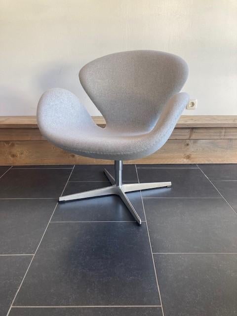 2 Fritz Hansen , Arne Jacobsen Swan Chairs, lichtgrijs, Design, Fritz Hansen, 75 tot 100 cm, Ophalen of Verzenden