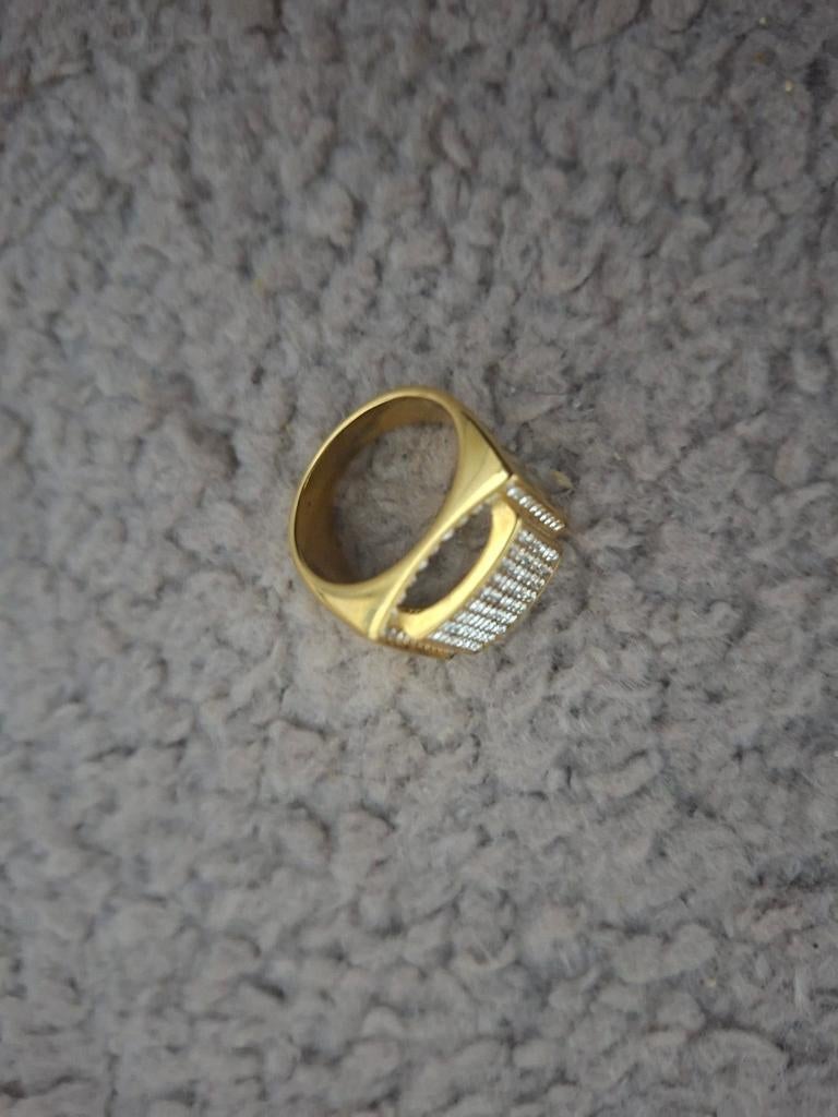 Gouden ring met steentjes., Ophalen