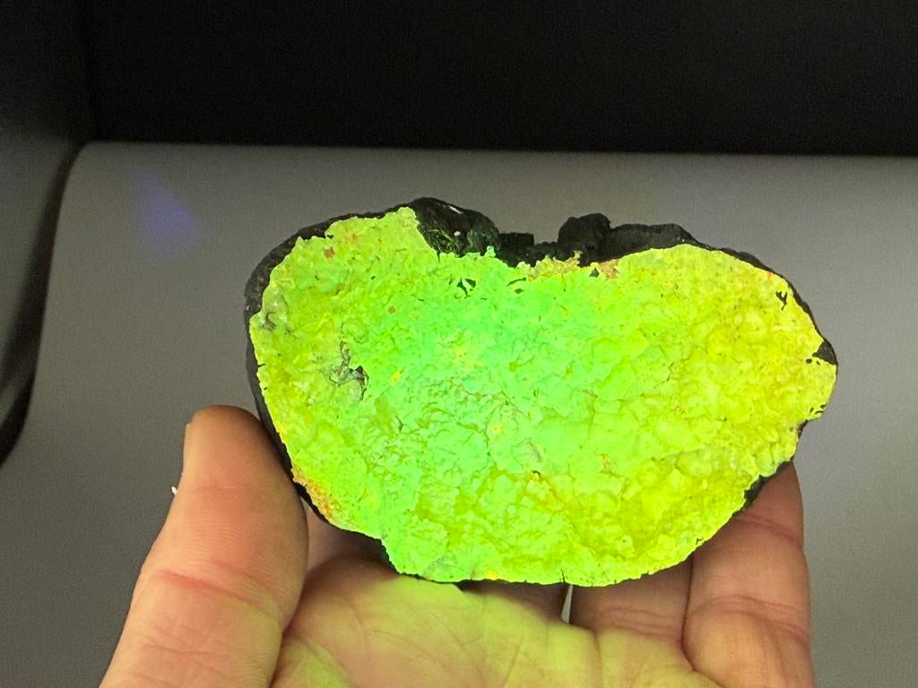 Grote Powerboll mineralen bergkristal UV actief fluoriserend, Ophalen of Verzenden, Mineraal
