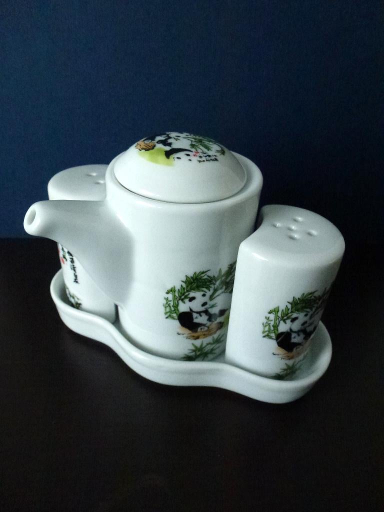 Set van porseleinen peper en zout strooier en een sojaflesje, Huis en Inrichting, Keuken | Servies, Overige typen, Nieuw, Ophalen of Verzenden