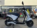Piaggio One Glans Wit 45km, Fietsen en Brommers, Niet ingevuld, Overige modellen, Maximaal 45 km/u, Elektrisch