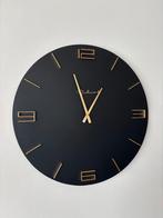 Richmond Interiors Wandklok Byram Zwart/Goud - Nieuwstaat, Huis en Inrichting, Woonaccessoires | Klokken, Ophalen of Verzenden