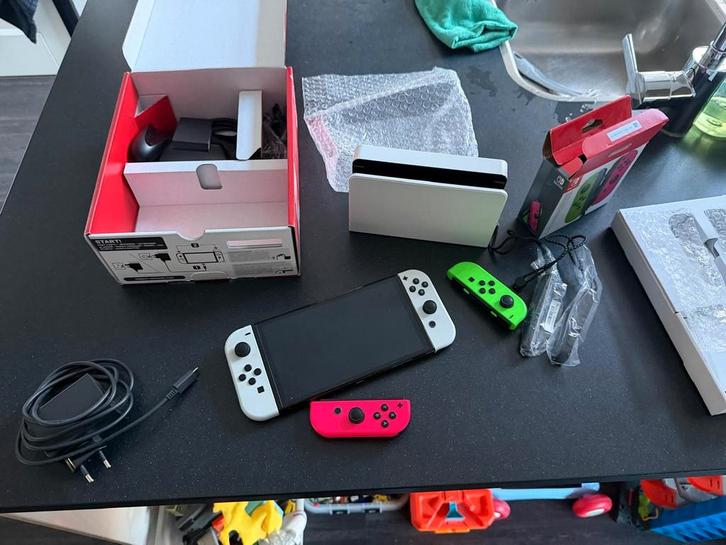 Nintendo Switch OLED met accessoires en game, Spelcomputers en Games, Games | Nintendo Switch, Gebruikt, Platform, 3 spelers of meer