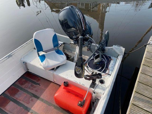MOET WEG!!!  Aluminium visboot, Watersport en Boten, Vis- en Consoleboten, Gebruikt, 10 tot 30 pk, 3 tot 6 meter, Benzine, Buitenboordmotor