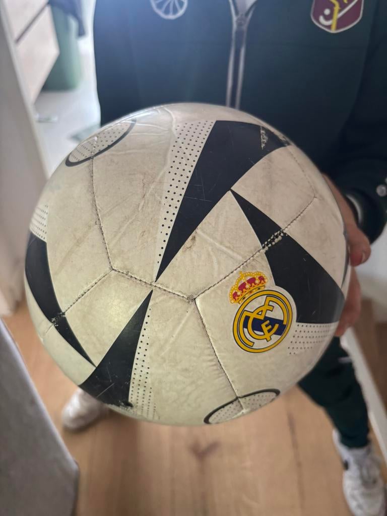 Real madrid voetbal (gebruikt), Verzamelen, Sportartikelen en Voetbal, Ophalen of Verzenden, Gebruikt, Buitenlandse clubs