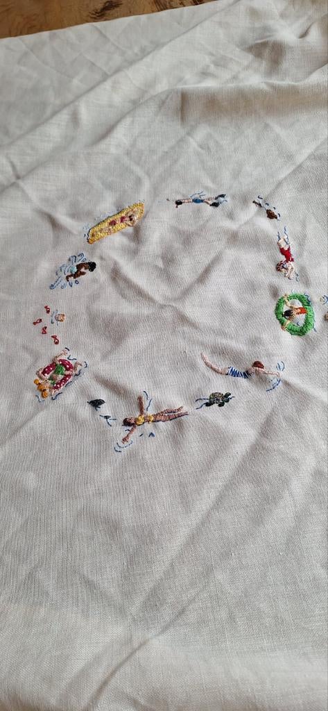 Rond linnen tafelkleed met geborduurde zwemmers, Ø 170cm, Huis en Inrichting, Tafelkleden, Gebruikt, Rond, Binnen, Ophalen of Verzenden