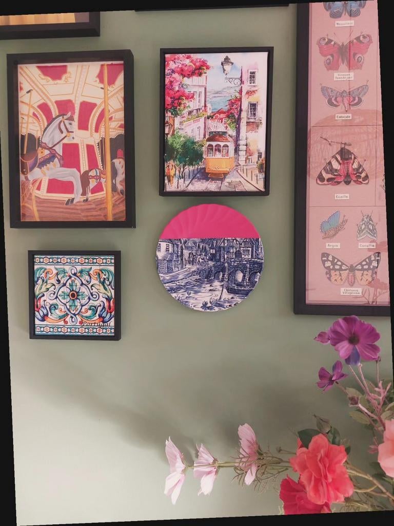 Delftsblauw bordje met roze afwerking., Steen/keramiek, Ophalen of Verzenden, Zo goed als nieuw, Wandbord of Wandpaneel