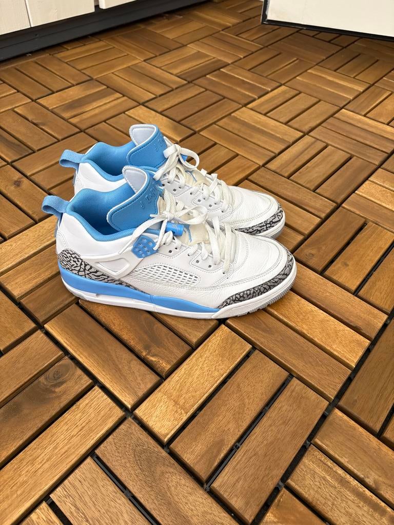 Jordan sneakers wit met blauw, Ophalen of Verzenden, Zo goed als nieuw, Wit