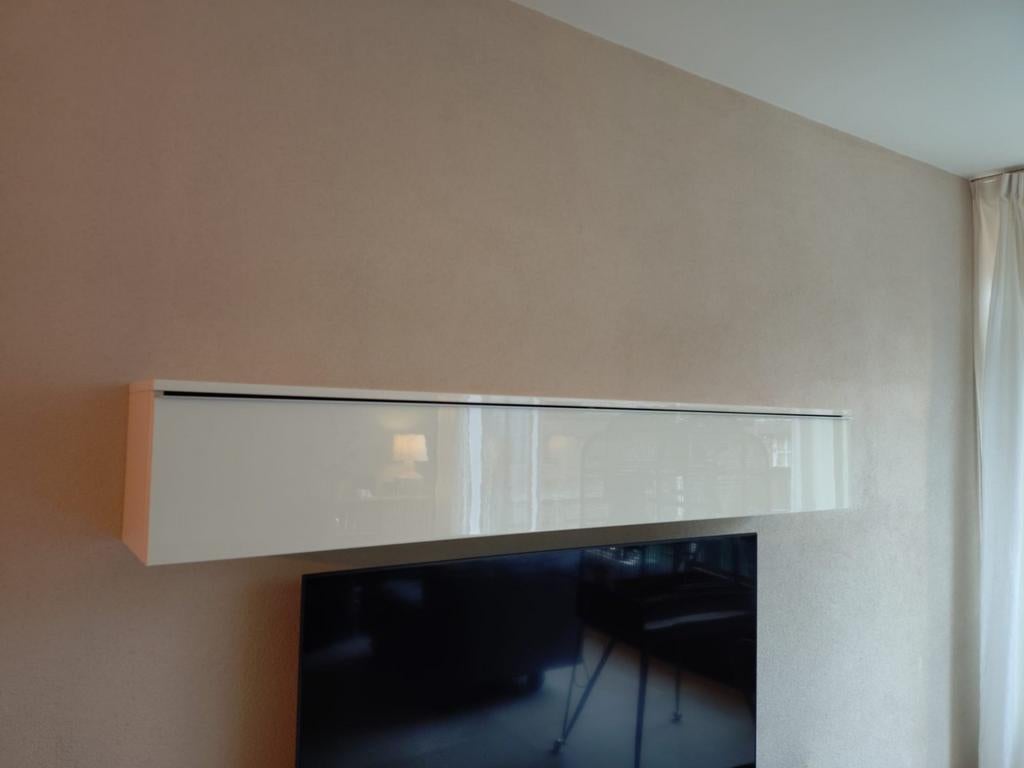 Mooie hoogglans kast voor aan de muur., Ophalen