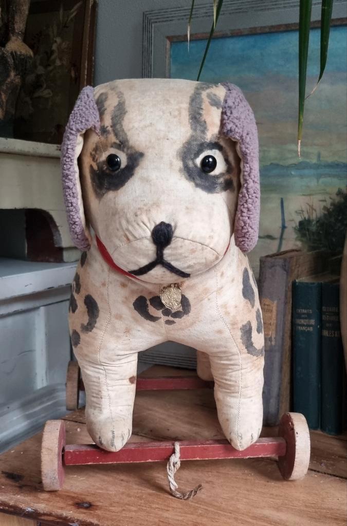 Brocante grote Franse speelgoed hond op wieltjes., Antiek en Kunst, Curiosa en Brocante, Ophalen of Verzenden