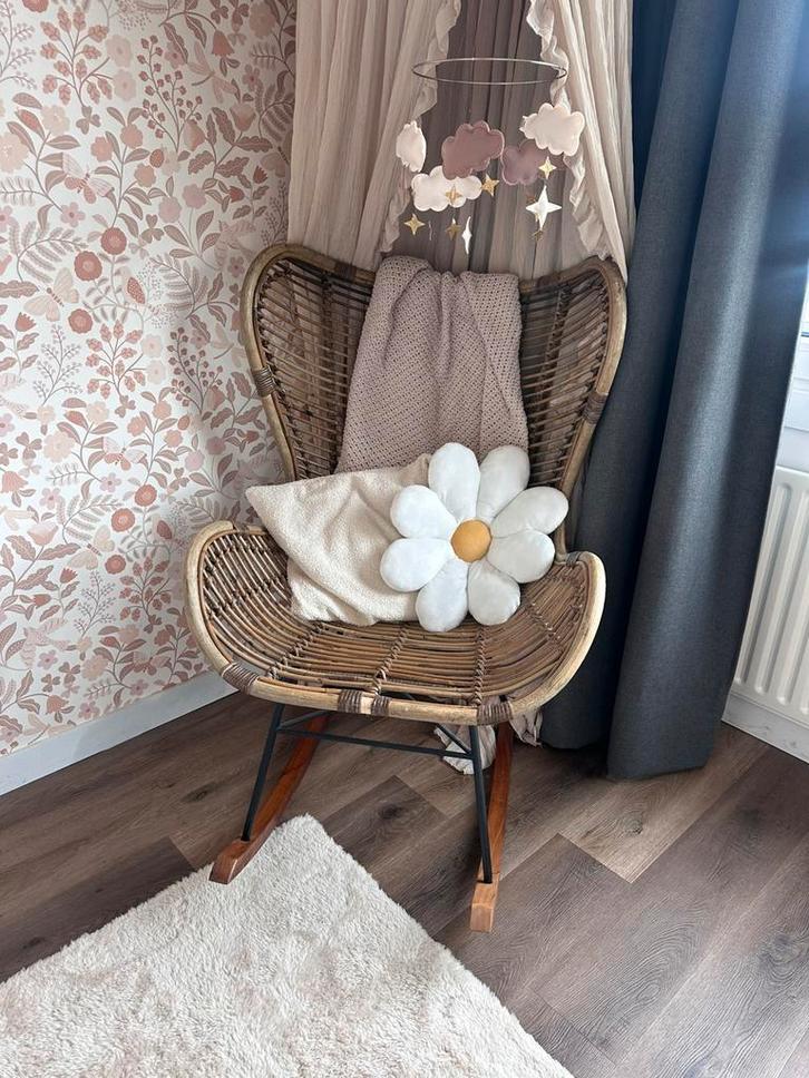 Mooie rotan schommelstoel te koop, Kinderen en Baby's, Kinderkamer | Overige Meubels, Zo goed als nieuw, Stoel, Ophalen