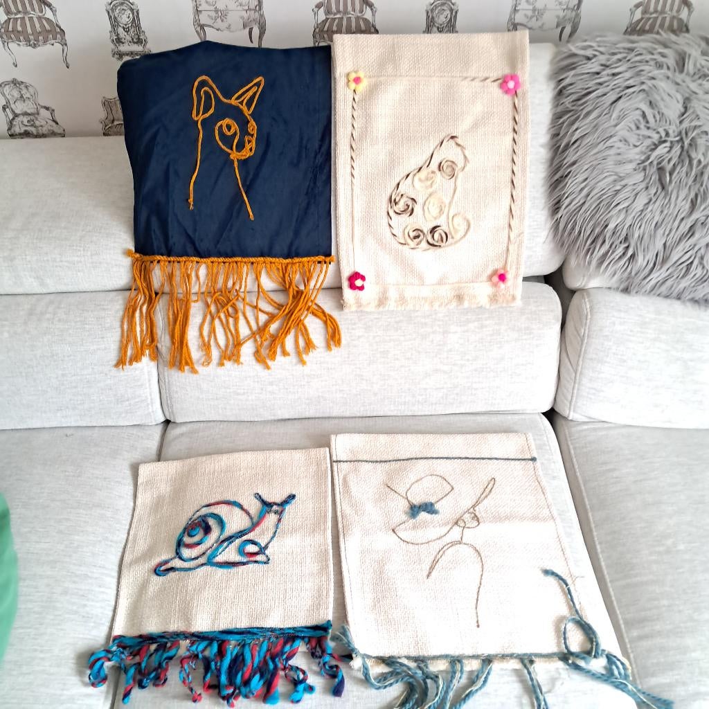 Handgemaakte wandkleedjes Sphynx kat slak vrouw met hoed, -, Meerkleurig, Nieuw, Ophalen of Verzenden