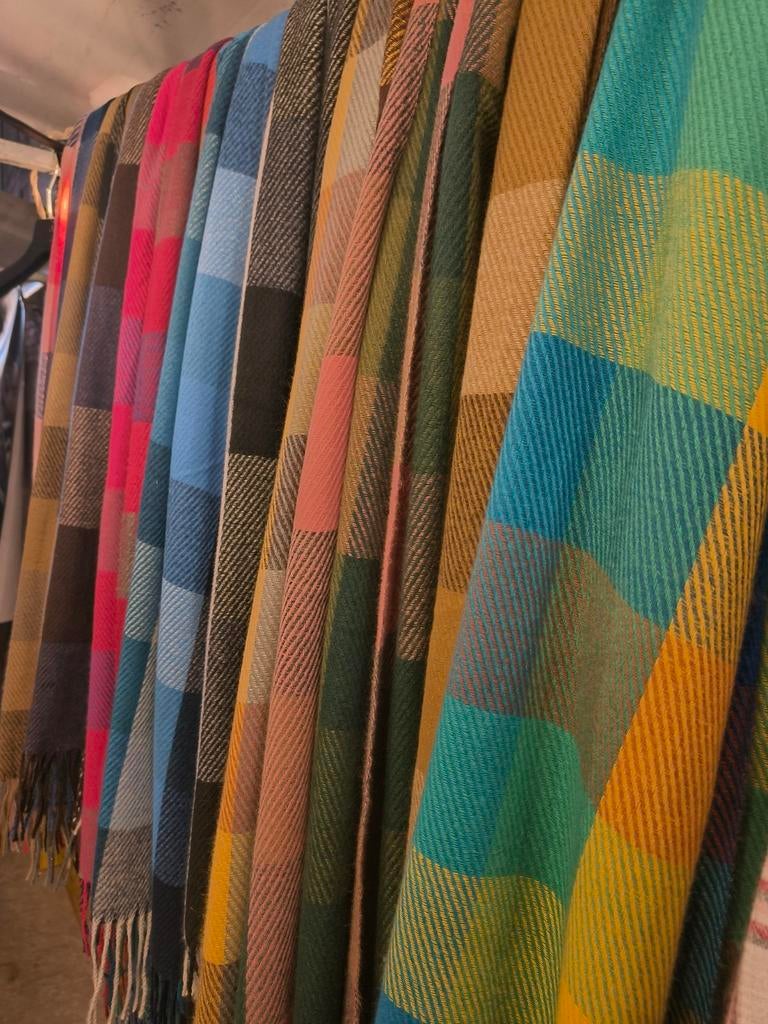 Partij 250 sjaals polyester, Kleding | Dames, Mutsen, Sjaals en Handschoenen, Ophalen