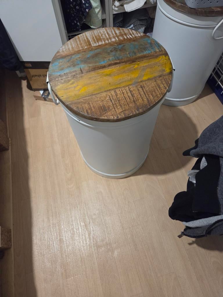 Twee tonnen met houten deksel, Ophalen