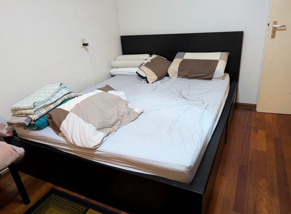 Bed frame with mattress (no base), Huis en Inrichting, Slaapkamer | Complete slaapkamers, Ophalen, Zo goed als nieuw, Tweepersoons