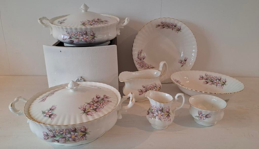 Richmond vintage servies bone china 64 delig, Antiek en Kunst, Antiek | Porselein, Ophalen of Verzenden