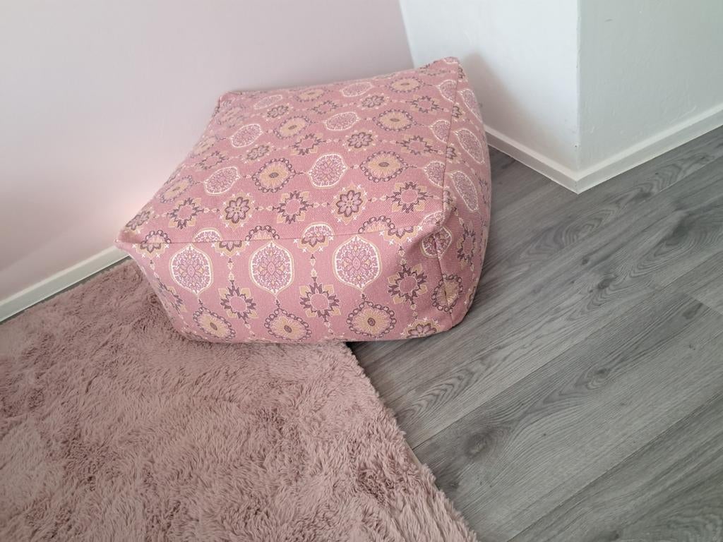 Mooie poef, Huis en Inrichting, Ophalen, Zo goed als nieuw, 50 tot 75 cm, Vierkant