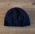Donkerblauwe gebreide muts met bloemetjes, maat 134/140, Kinderen en Baby's, Kinderkleding | Mutsen, Sjaals en Handschoenen, 134 t/m 140