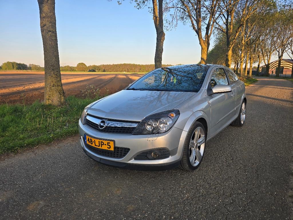 Opel Astra 1.6 16V GTC, Nieuwe APK., Voorwielaandrijving, 15 km/l, 625 kg, Zwart