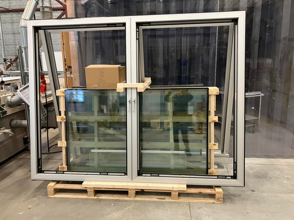 Aluminium kozijn met glas 2 stuks, Doe-het-zelf en Verbouw, Kozijnen en Schuifpuien, Ophalen, Aluminium, Zo goed als nieuw, Raamkozijn