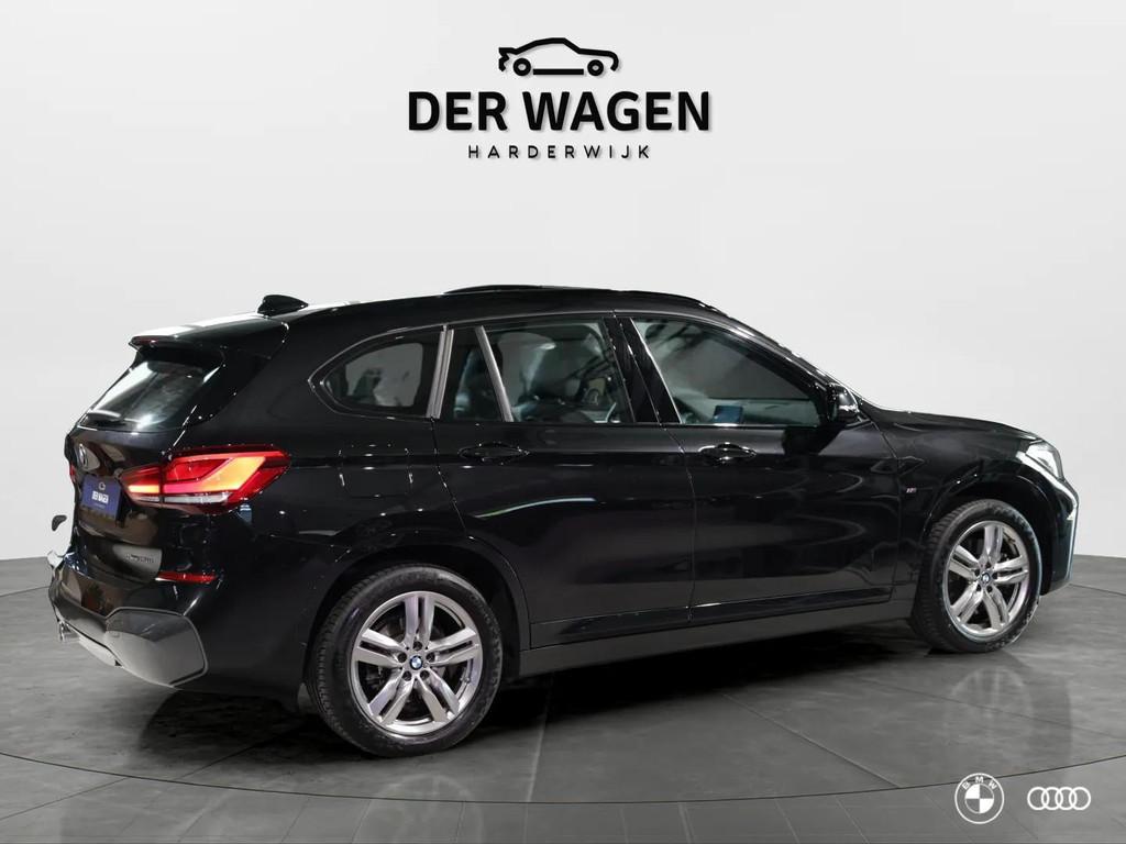 BMW X1 xDr25e M SPORT / PANODAK / CAMERA / STOELVW / 18", Auto's, BMW, Met garantie (alle), Leder en Stof, Zwart, Bedrijf