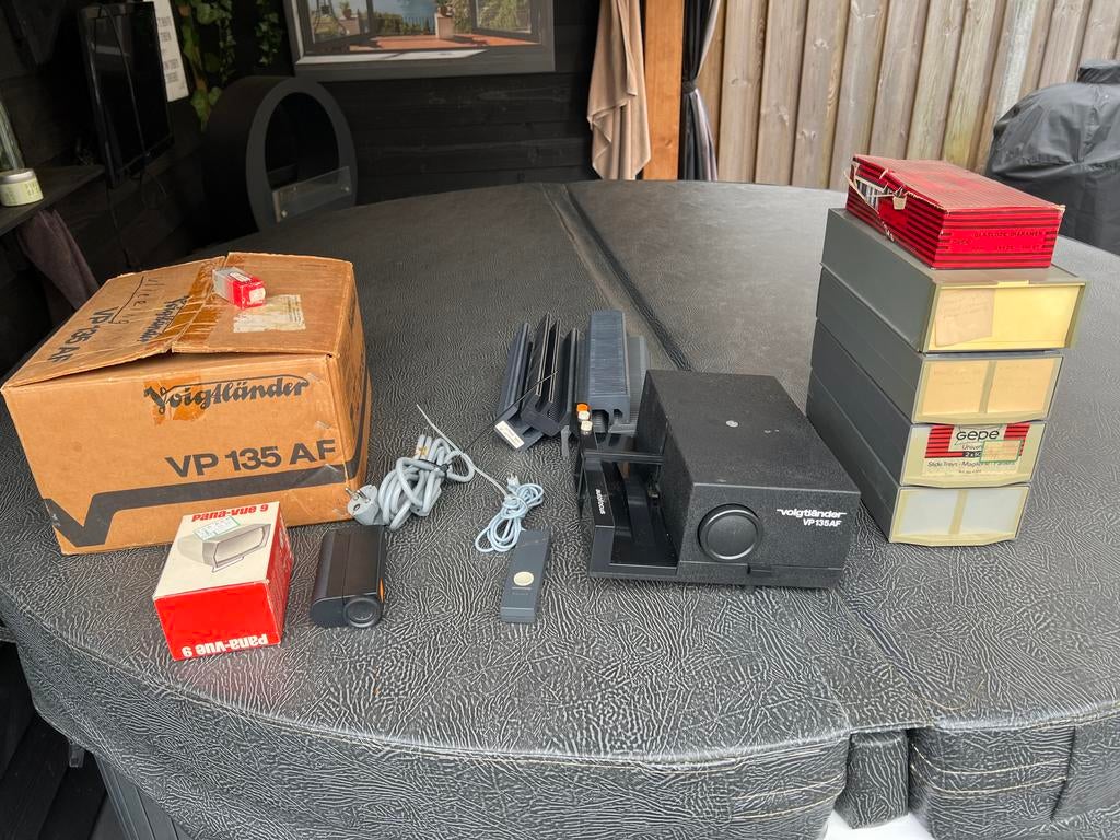 Diaprojector met accessoires Voigtländer VP 135 AF €30,-, Audio, Tv en Foto, Diaprojectors, Ophalen of Verzenden, Gebruikt, Met scherm