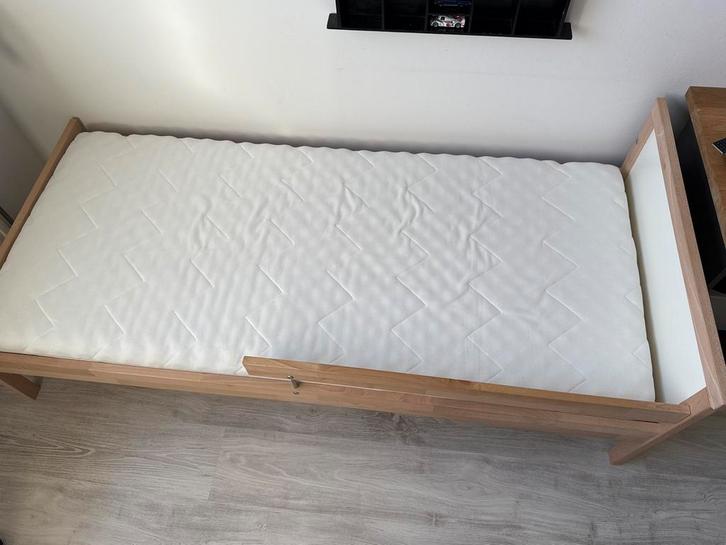 IKEA peuterbed incl. matras, hoeslakens, 4 seizoenen dekbed, Kinderen en Baby's, Kinderkamer | Bedden, Zo goed als nieuw, Minder dan 140 cm