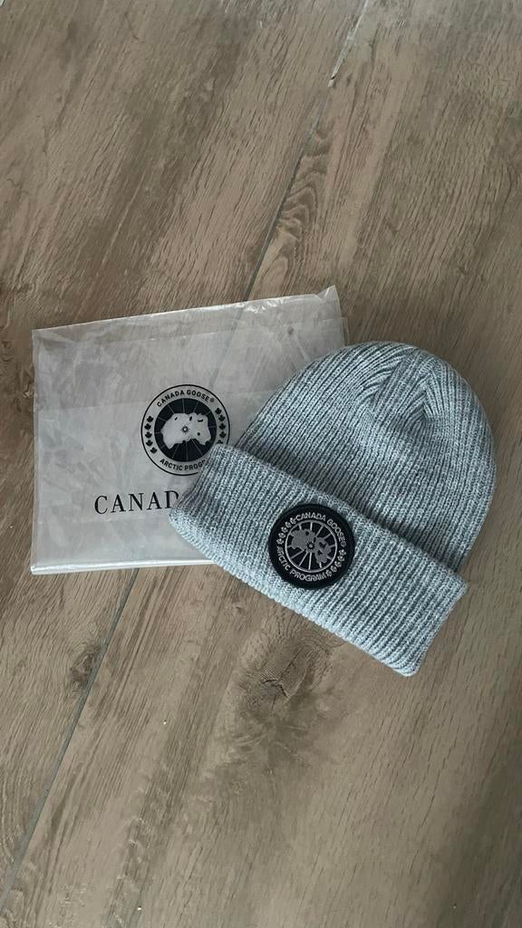 Canada Goose muts grijs met zwart logo, Ophalen of Verzenden, Zo goed als nieuw, Muts