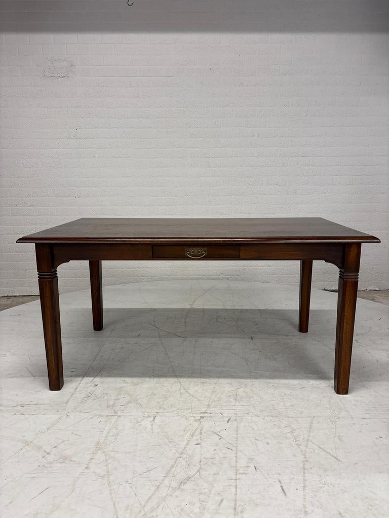 Klassieke houten eettafel met decoratieve details, Antiek en Kunst, Antiek | Meubels | Tafels, Ophalen