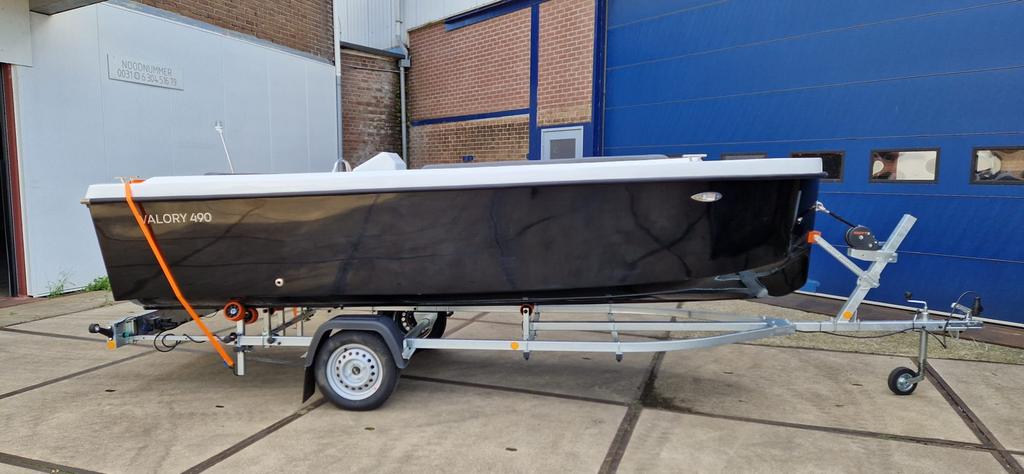 Sloep - Valory 490 + 750 kg boottrailer inclusief bootzeil, Watersport en Boten, Ophalen, 10 tot 30 pk, Zo goed als nieuw, Snelvarend
