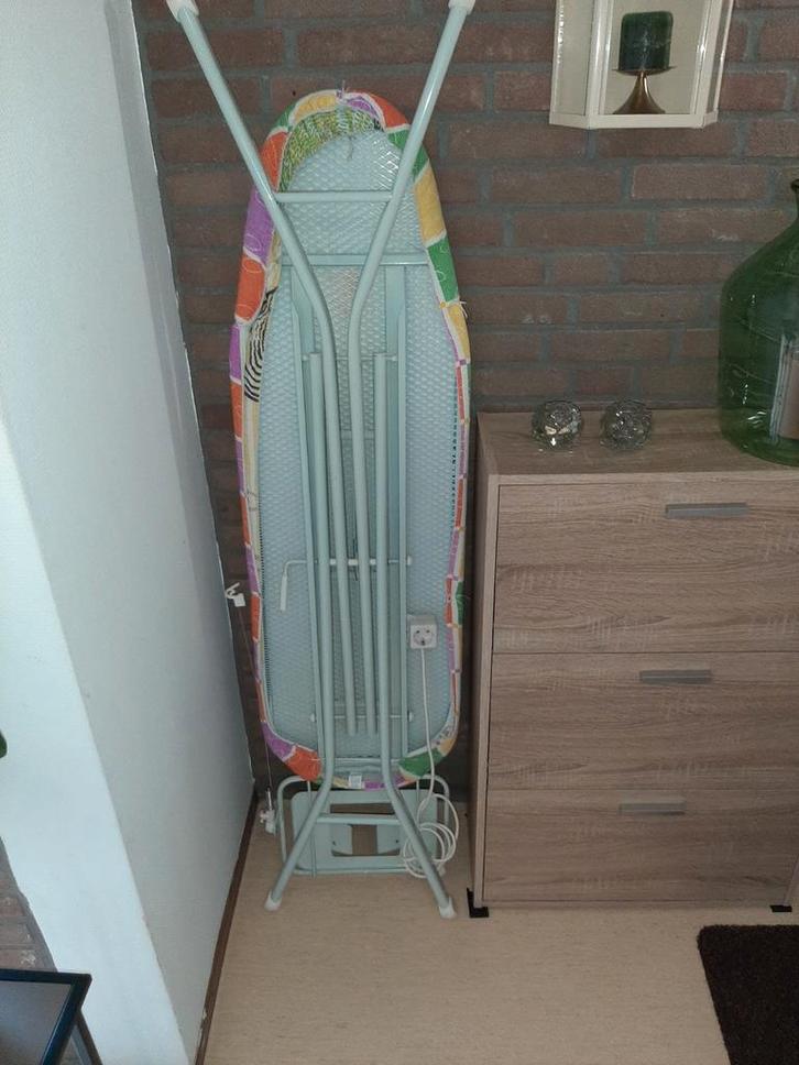 Strijkplank met kleurrijke hoes, Witgoed en Apparatuur, Strijkijzers en Strijkplanken, Gebruikt, Ophalen of Verzenden