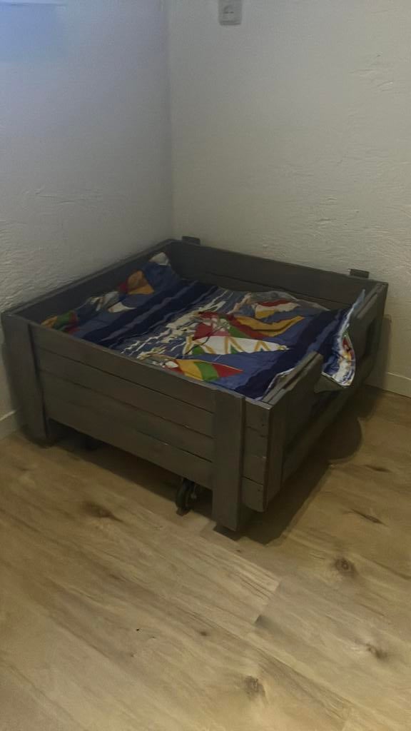 Hondenmand stevig op wielen van hout. Handgemaakt, Dieren en Toebehoren, Hondenmanden, Gebruikt, Overige, Ophalen