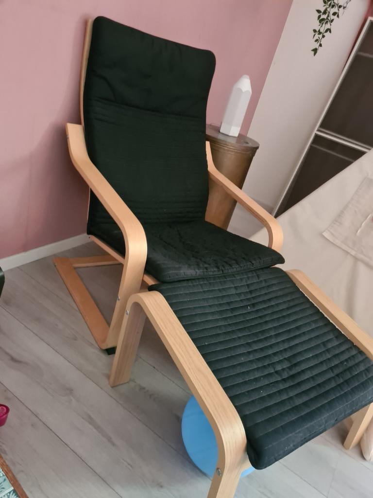 IKEA Poäng fauteuil met voetenbank - Zwart/Hout, Huis en Inrichting, Ophalen, Gebruikt, Modern, Scandinavisch, 75 tot 100 cm