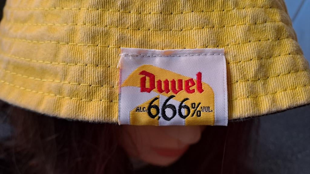 Duvel 6.66% gele bucket hat - dubbelzijdig, Verzamelen, Biermerken, Ophalen of Verzenden, Zo goed als nieuw, Kleding, Duvel