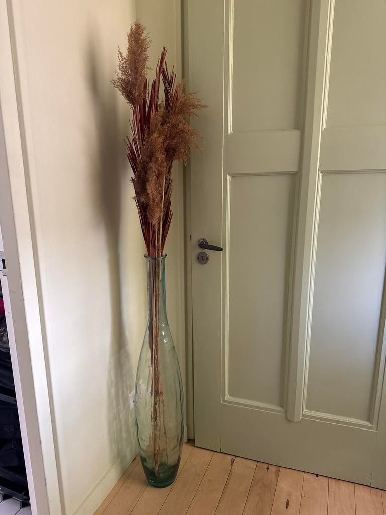 Hoge glazen vaas met palmblad decoratie, Huis en Inrichting, Overige kleuren, Ophalen of Verzenden, 75 cm of meer, Glas