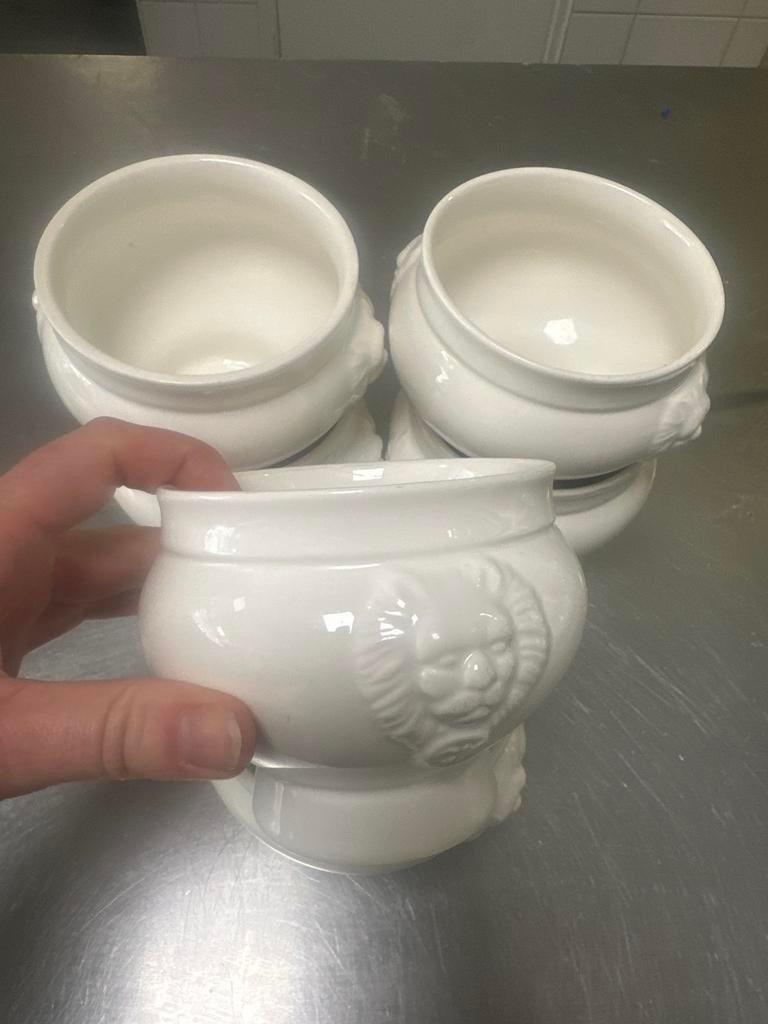 Set van 6 Witte Soepkommen met Leeuwenkop Reliëf, Ophalen, Keramiek, Zo goed als nieuw, Kom(men)