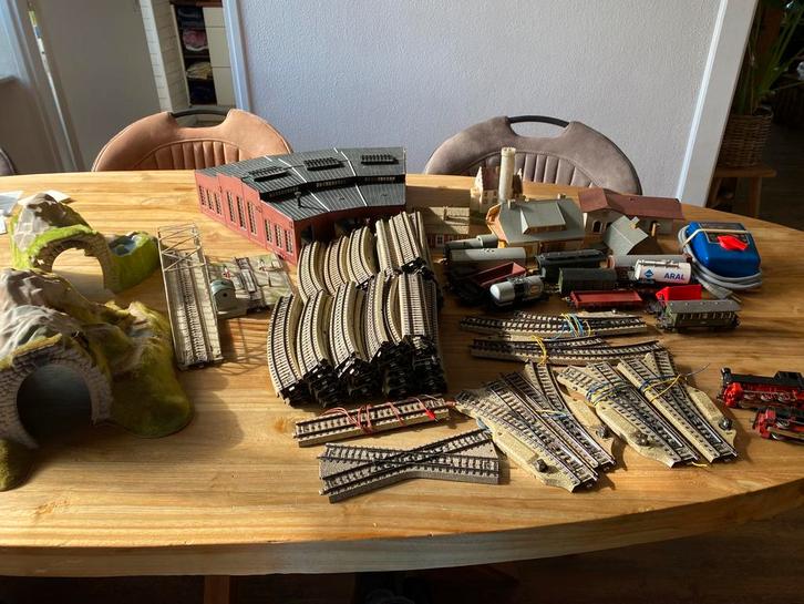 Uitgebreide Märklin treinset. 2 locs, wagons, rails, trafo, Hobby en Vrije tijd, Modeltreinen | H0, Zo goed als nieuw, Treinset