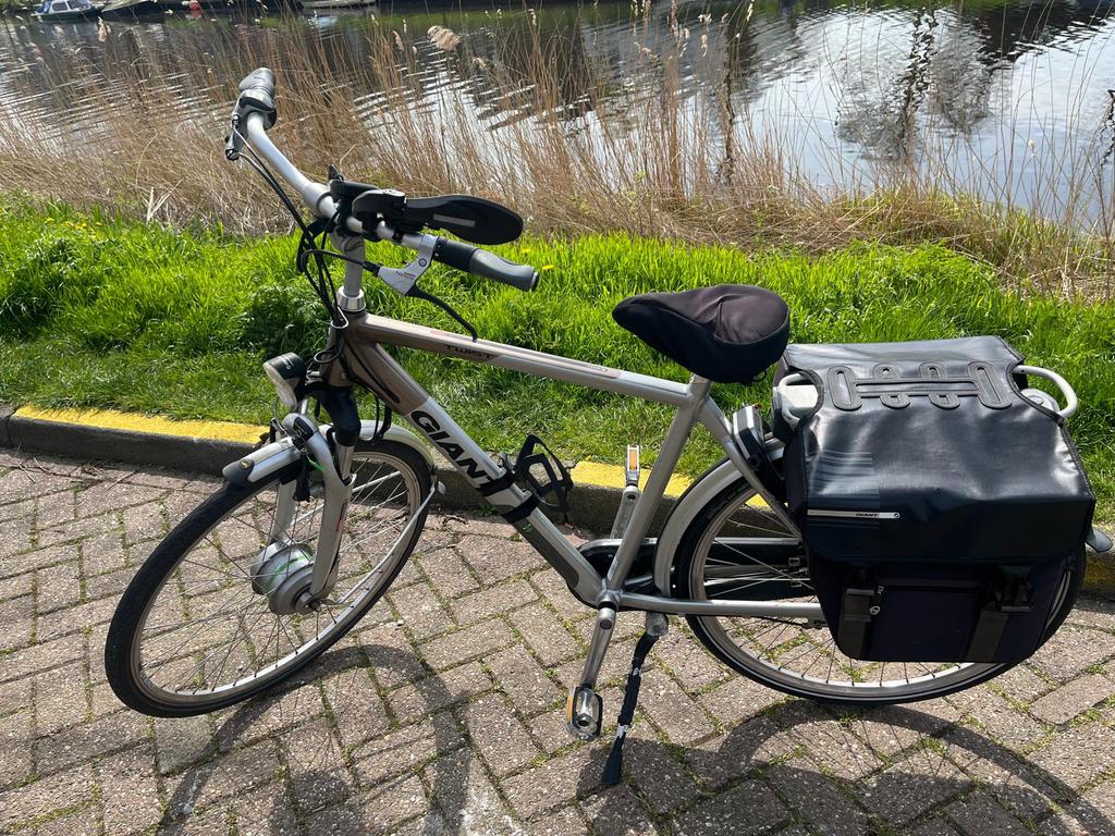 Te koop, Elektrische herenfiets Giant + accessoires, Fietsen en Brommers, Elektrische fietsen, Gebruikt, Giant, 50 km per accu of meer