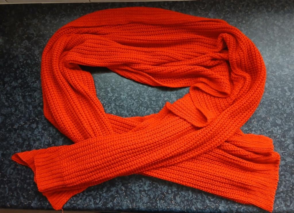 Oranje gebreide sjaal/stola - 200x60 cm, Maat 46/48 (XL) of groter, Ophalen of Verzenden, Sjaal, Onbekend