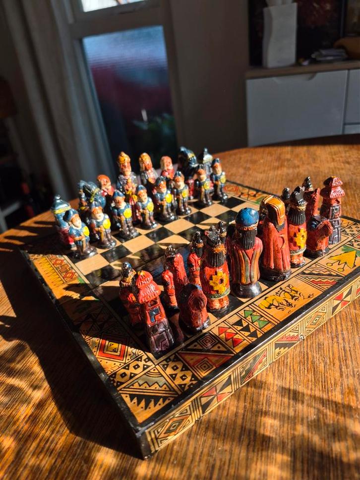 Schaakbord met mooie stukken handgeschilderd, Hobby en Vrije tijd, Gezelschapsspellen | Bordspellen, Ophalen of Verzenden