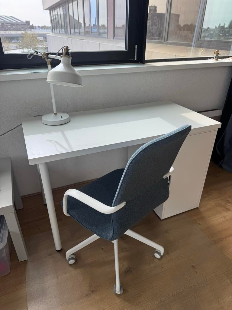 Modern wit bureau met ladeblok en bureaustoel, Ophalen, Met lades, Spaanplaat of MDF, Zo goed als nieuw