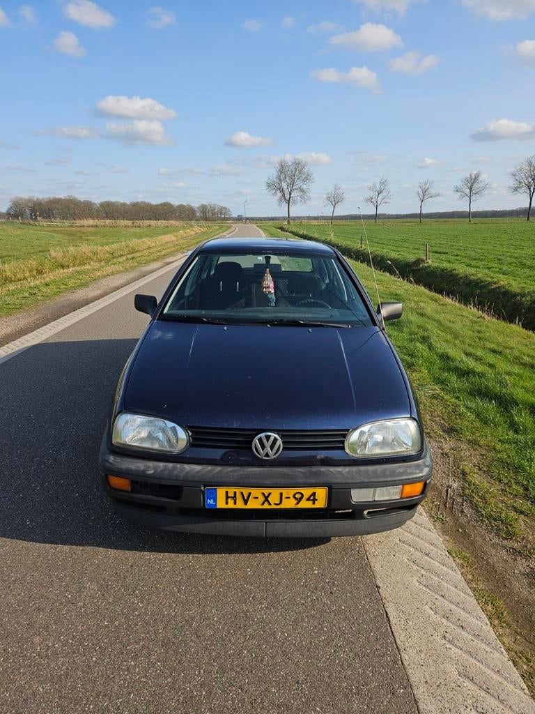 Volkswagen Golf 3 1994 benzine automaat 26 maanden apk, Stof, Zwart, 4 cilinders, Blauw