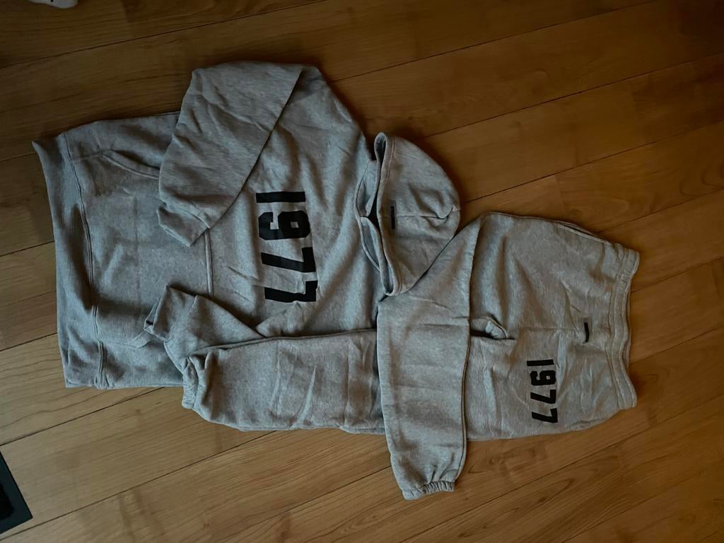 Grijze Essentials Joggingbroek - Comfortabel & Stijlvol, Kleding | Heren, Broeken en Pantalons, Ophalen of Verzenden, Zo goed als nieuw