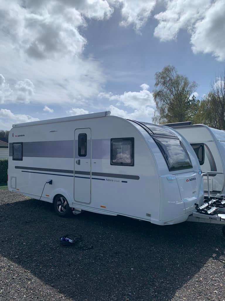 Adria Adora 512 UP caravan, Caravans en Kamperen, Caravans, Particulier, tot en met 4, 1250 - 1500 kg, Rondzit, Adria, Dwarsbed